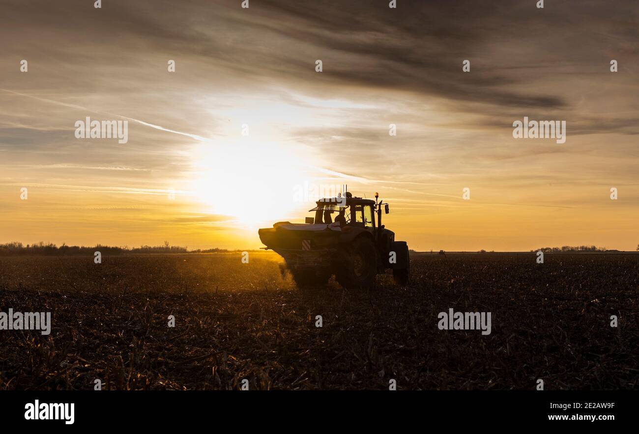 Tracteur épandage d'engrais artificiels. Transport, agricole. Banque D'Images