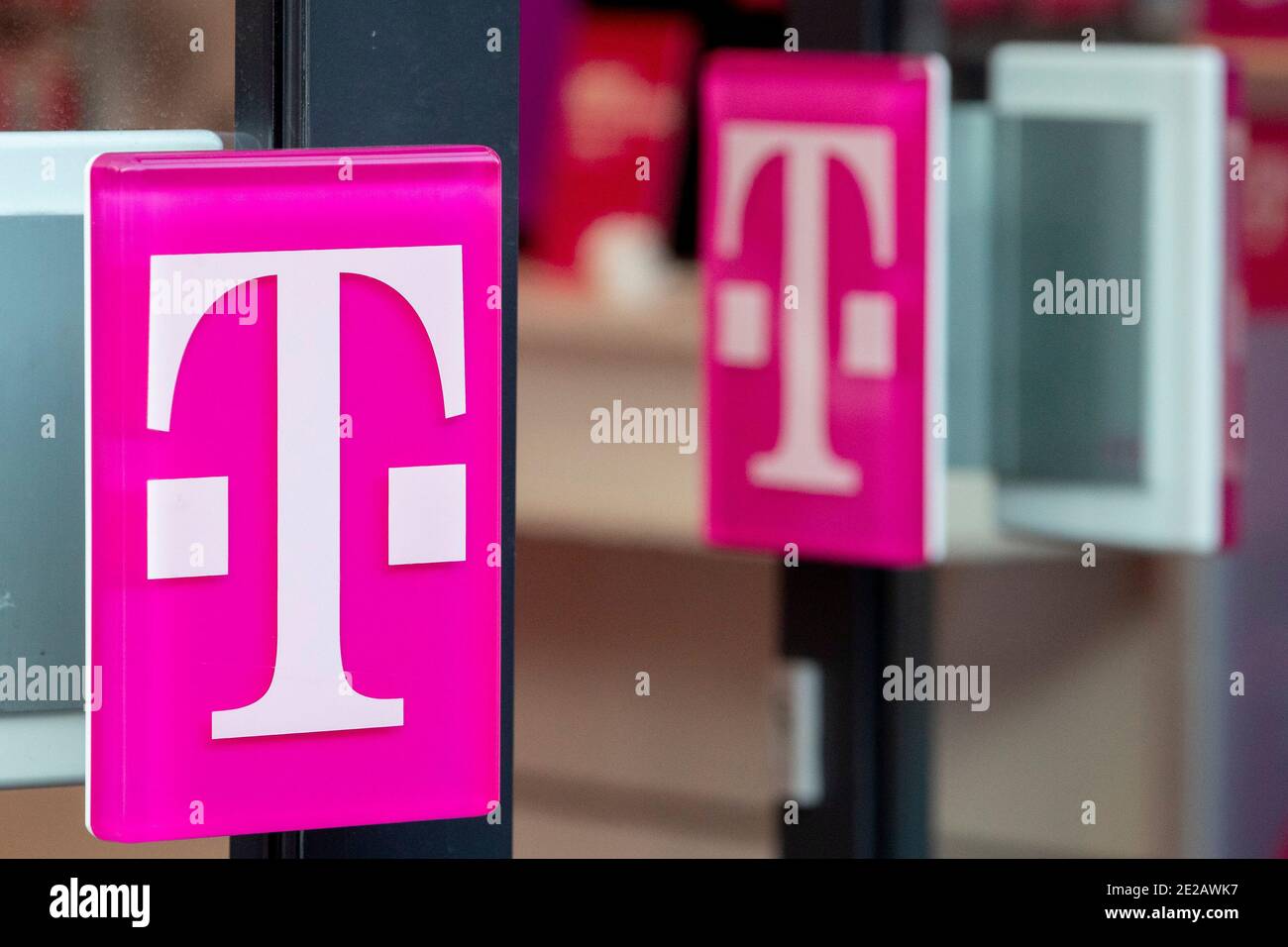 DORDRECHT, PAYS-BAS, JANVIER 13 : vue d'un logo T-Mobile dans une boutique  le 13 janvier 2021 à Dordrecht, pays-Bas. Le journal Het Financieele  Dagblad (FD) rapporte que Deutsche Telekom se prépare à