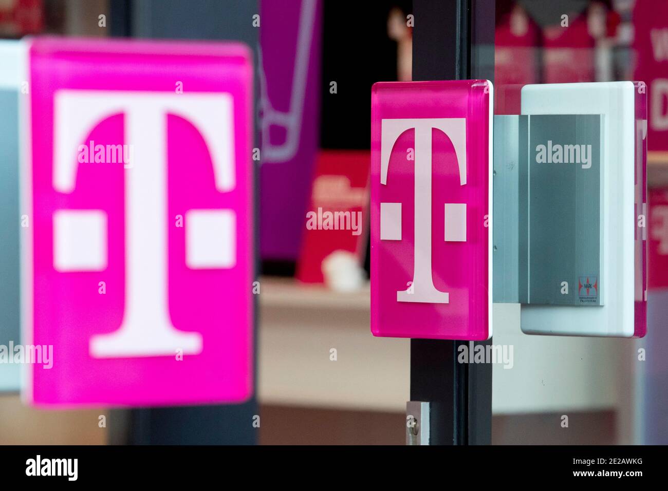 DORDRECHT, PAYS-BAS, JANVIER 13 : vue d'un logo T-Mobile dans une boutique  le 13 janvier 2021 à Dordrecht, pays-Bas. Le journal Het Financieele  Dagblad (FD) rapporte que Deutsche Telekom se prépare à