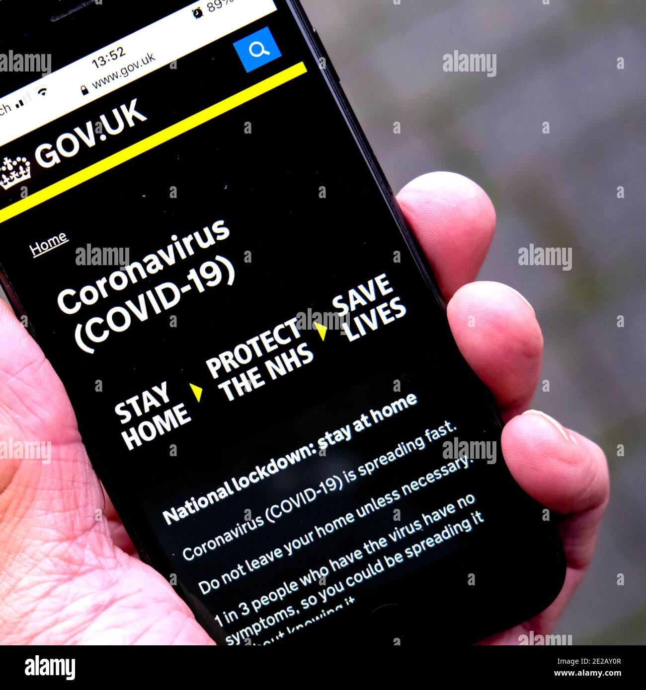 Londres UK, janvier 13 2021, rester à la maison, protéger le NHS et sauver des vies Gouvernement Covid-19 App sur UN iPhone mobile Banque D'Images