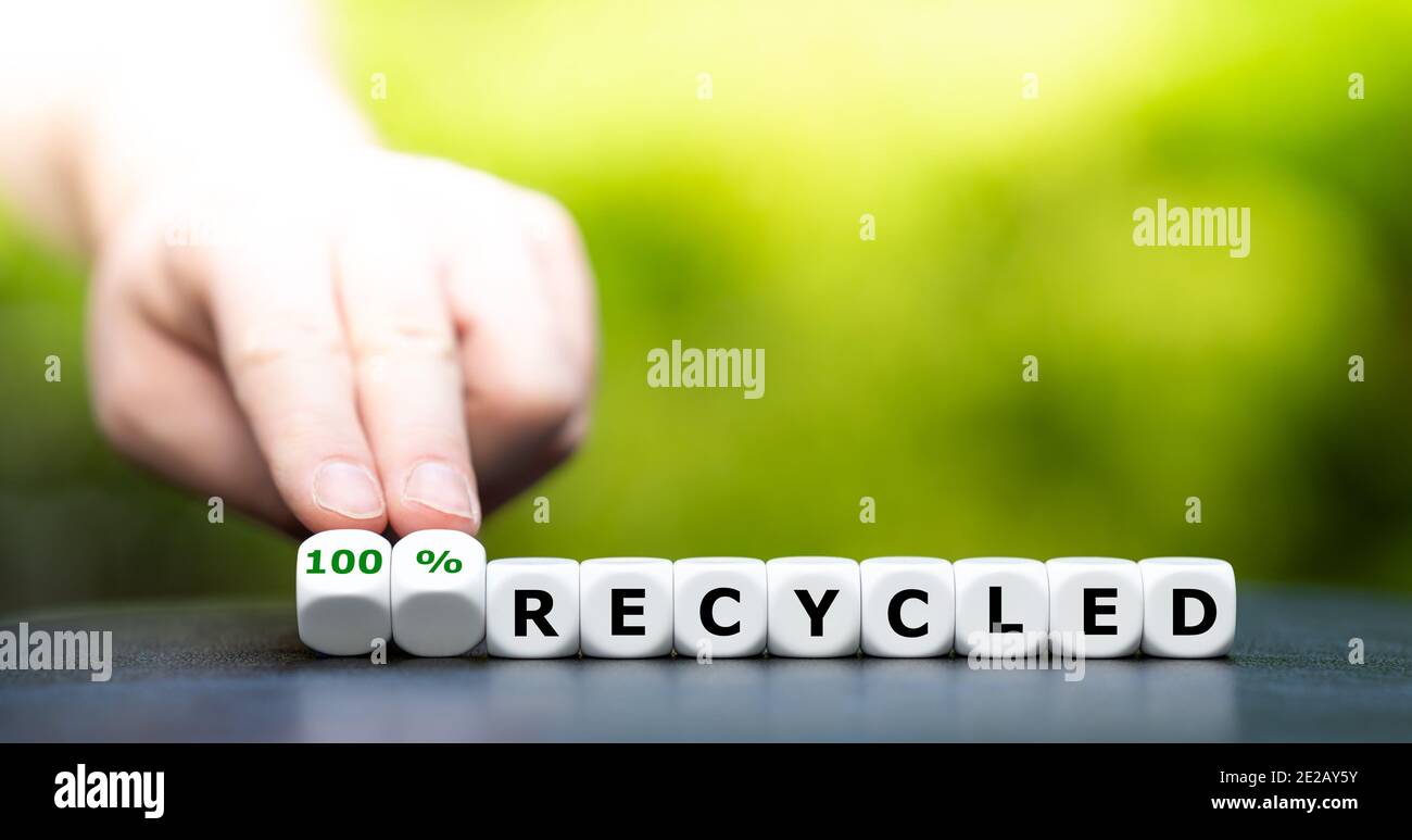 Les dés forment l'expression « 100 % recyclé ». Banque D'Images