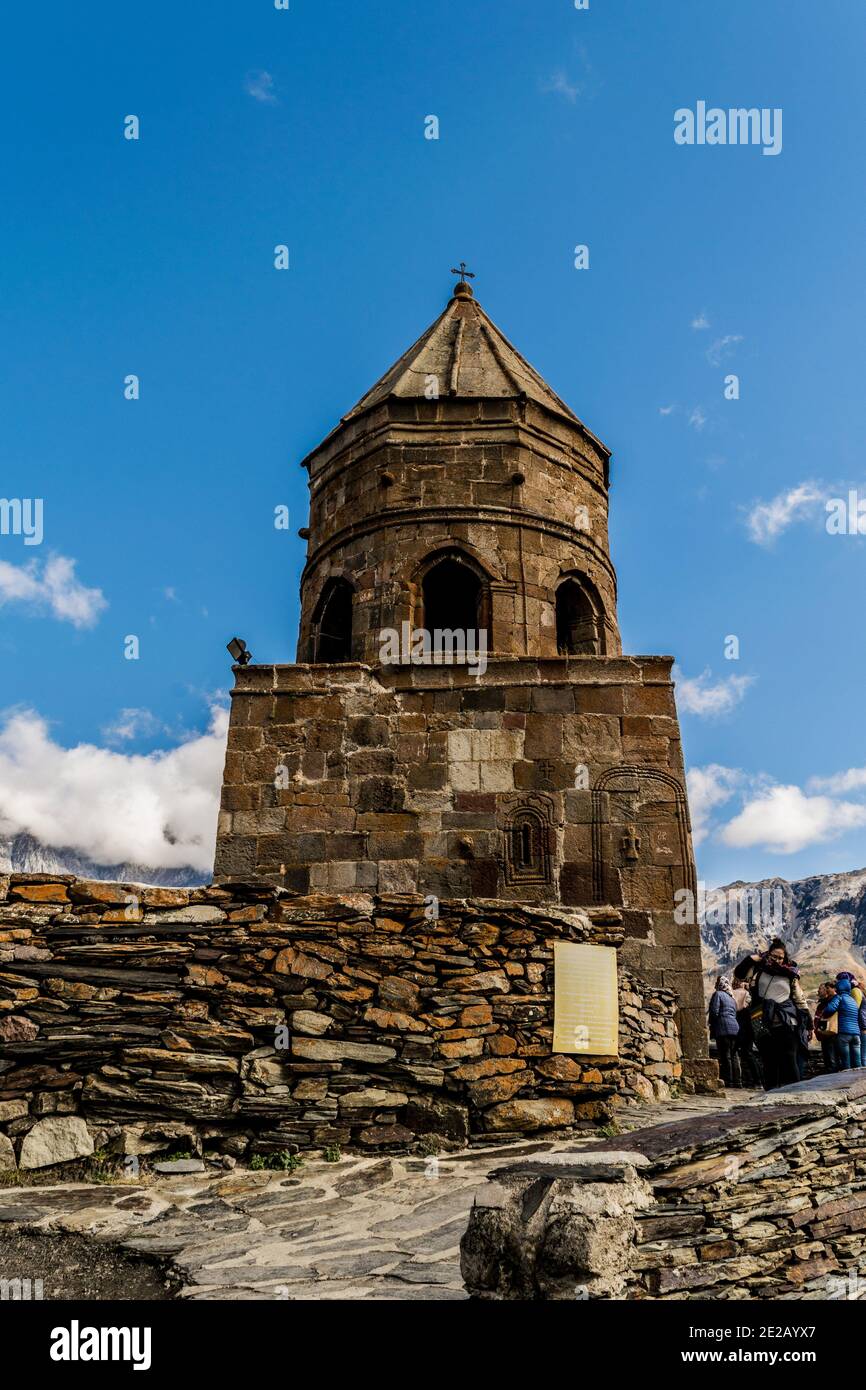 L'église de trinité Gergeti (Tsminda Sameba), Église sainte trinité Gergeti près du village d'en Géorgie, sous le mont Kazbegi Banque D'Images