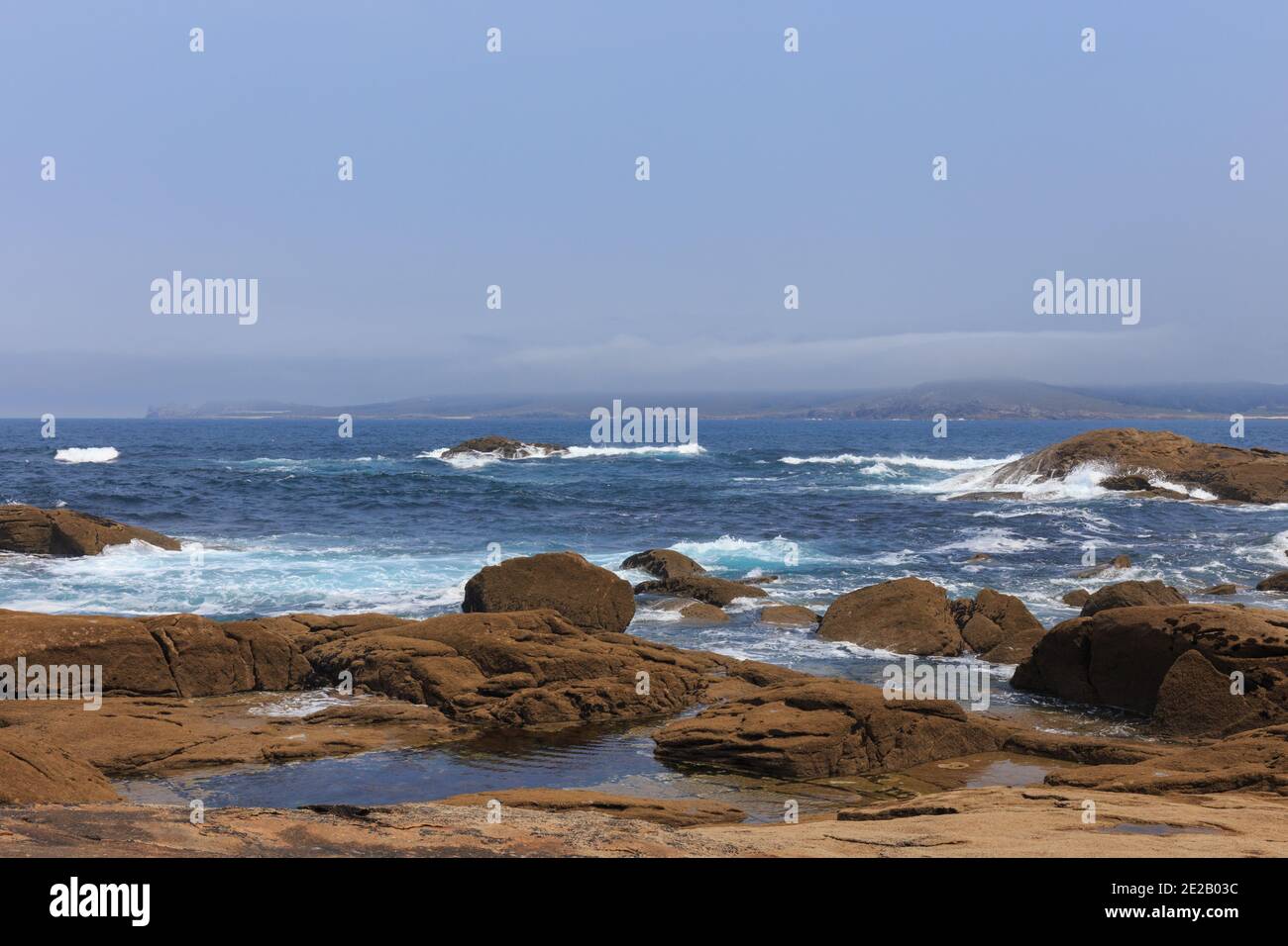 Punta da Barca, vagues déferlantes, Sanctuaire de notre Dame de LA Barca, la Vierge du bateau ou notre Dame du bateau, Muxia, la Coruña, Galice, Espagne Banque D'Images