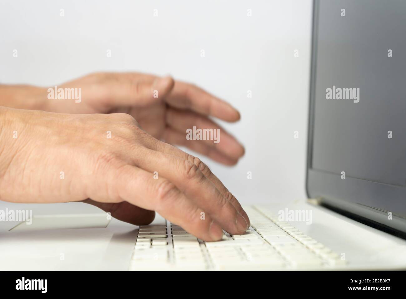 Gros plan de beau jeune homme mains dactylographiant en utilisant le PC portable de travail au bureau isolé sur fond blanc.travail de la maison , shopping en ligne.technologie l Banque D'Images