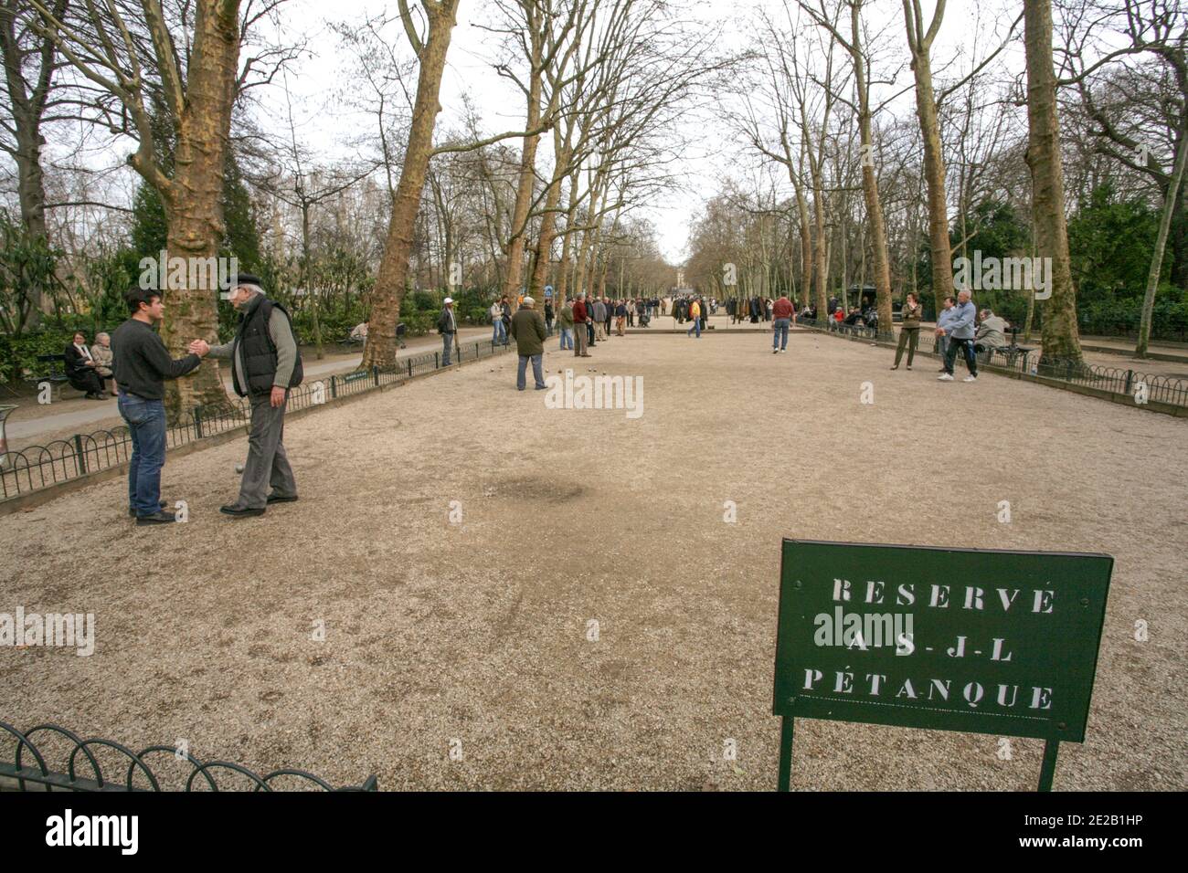 PÉTANQUE DANS LES JARDINS DE LUXEMBOURG, PARIS Banque D'Images