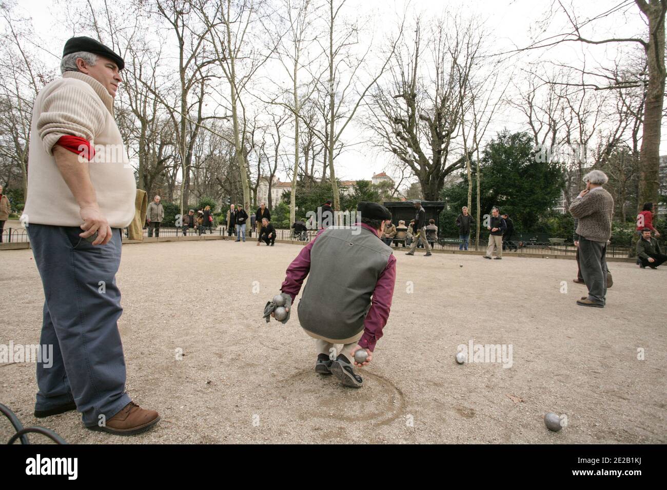 PÉTANQUE DANS LES JARDINS DE LUXEMBOURG, PARIS Banque D'Images