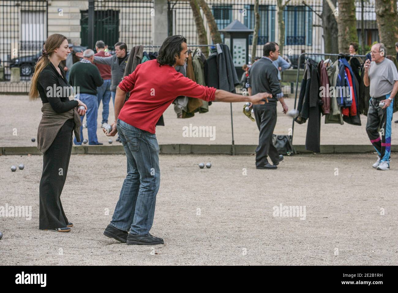 PÉTANQUE DANS LES JARDINS DE LUXEMBOURG, PARIS Banque D'Images