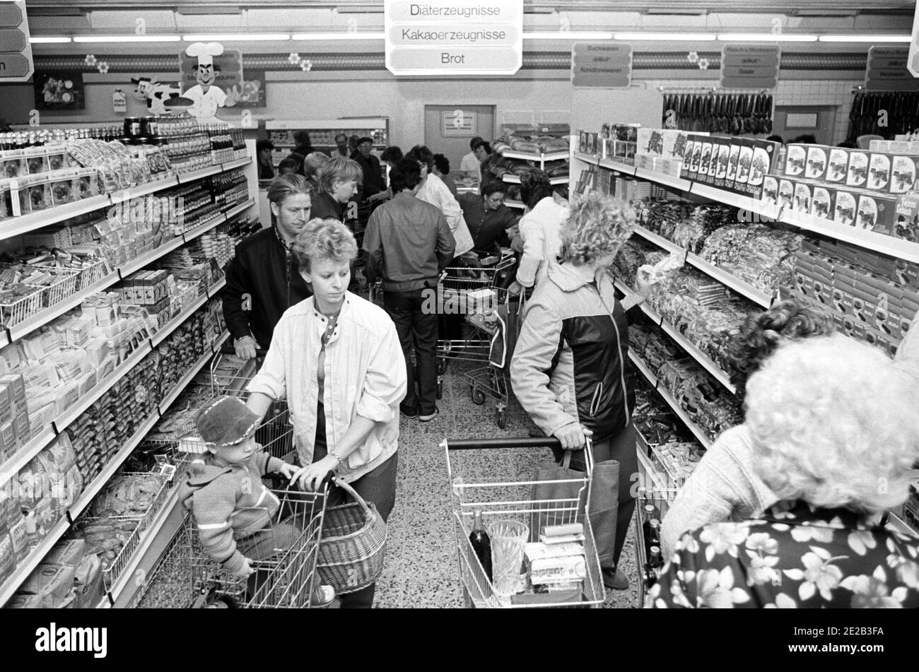 15 novembre 1985, Saxe, Eilenburg: À l'automne 1985, un nouveau centre commercial a été remis dans le nouveau bâtiment Eilenburg est. Date exacte de l'enregistrement inconnue. Photo: Volkmar Heinz/dpa-Zentralbild/ZB Banque D'Images