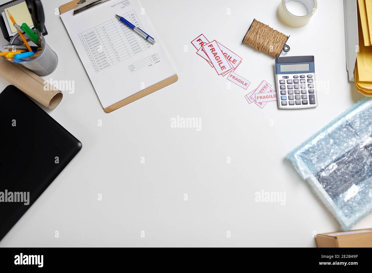 calculatrice, presse-papiers et enveloppes au bureau de poste Banque D'Images