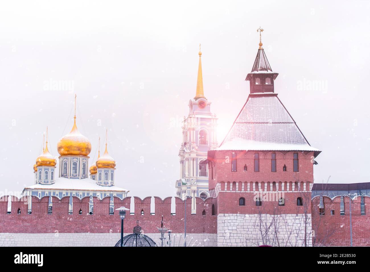 Le Kremlin de Tula en Russie, vue panoramique d'hiver sur le kremlin de Tula avec mur de briques, tour et vieille église Banque D'Images