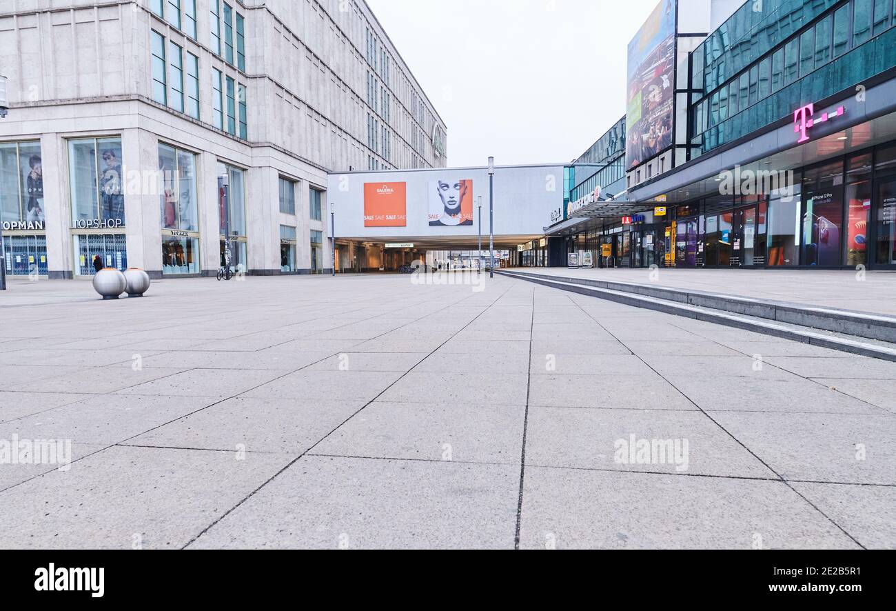 Berlin alexanderplatz galeria kaufhof new Banque de photographies et  d'images à haute résolution - Alamy