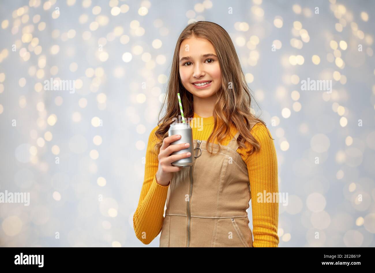 bonne adolescente qui boit du soda dans la canette Banque D'Images