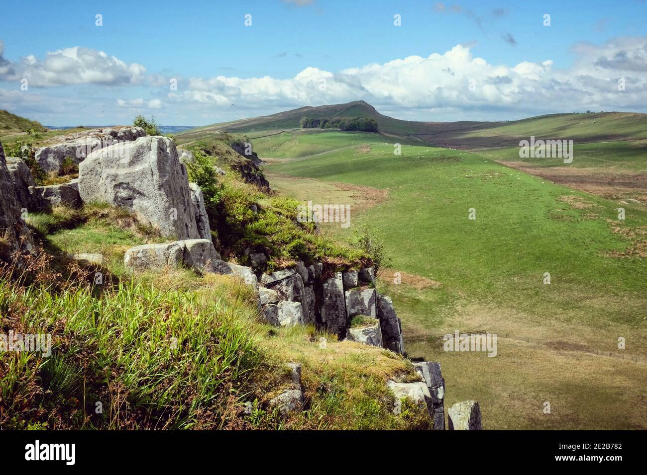 Une vue de Highshield Crags sur Hadrien Wall sur un Journée ensoleillée en Northumbria Banque D'Images