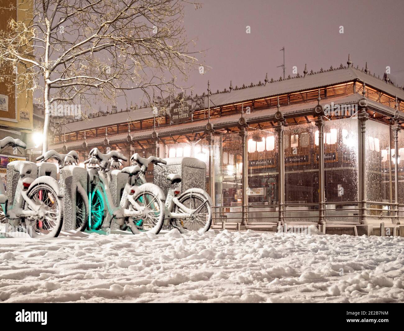 Bicicletas y Mercado de San Miguel nevado. Madrid. Espagne Banque D'Images