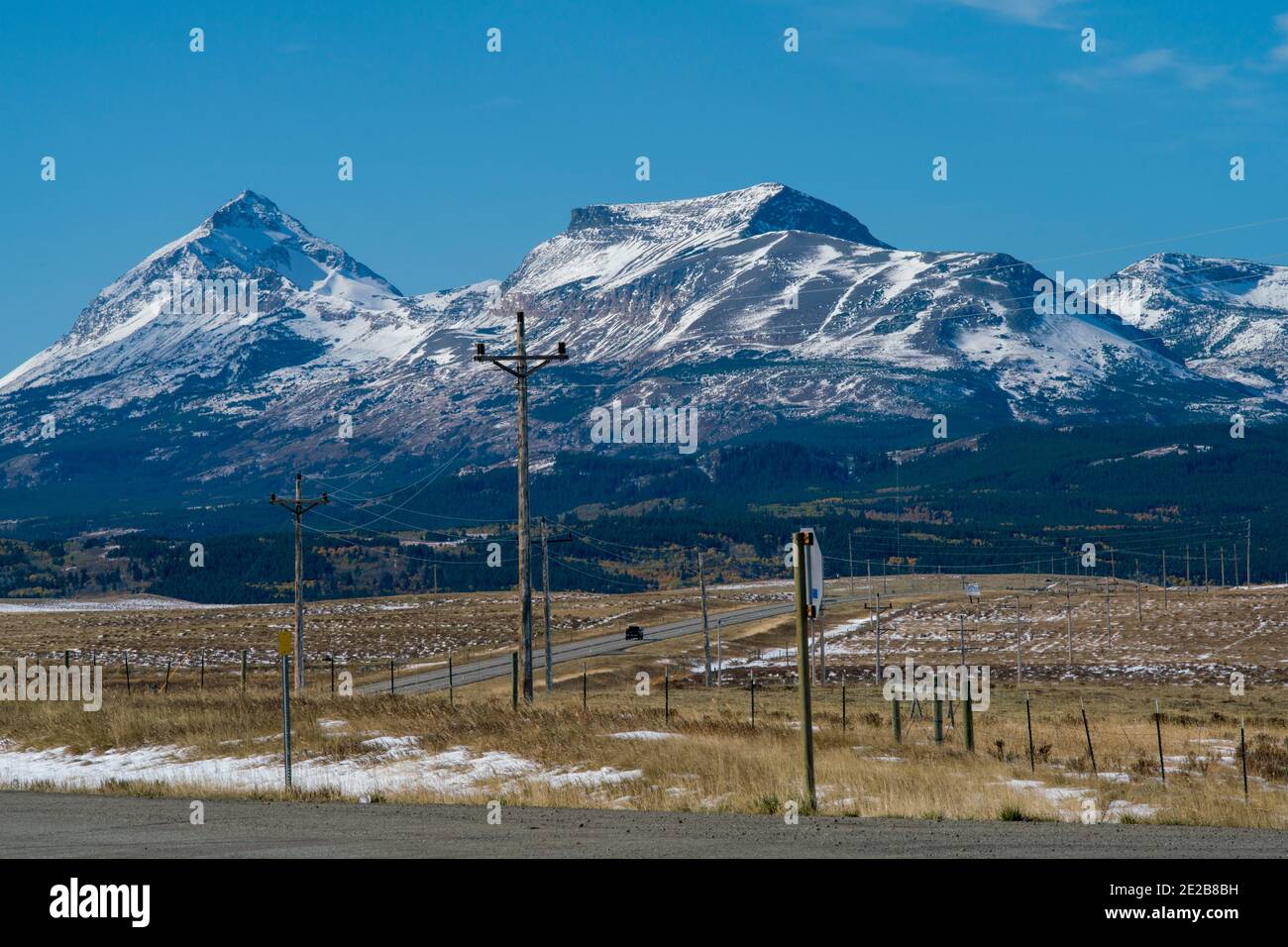 Montagnes et plaines enneigées Banque D'Images