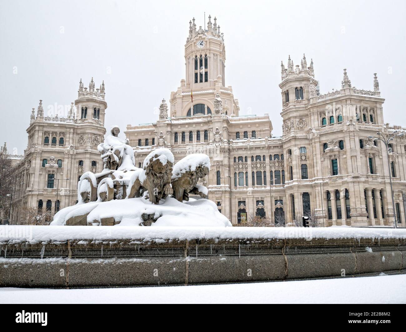 Estatua de Cibeles nevada con el ayuntamiento al fondo. Madrid. Espagne Banque D'Images