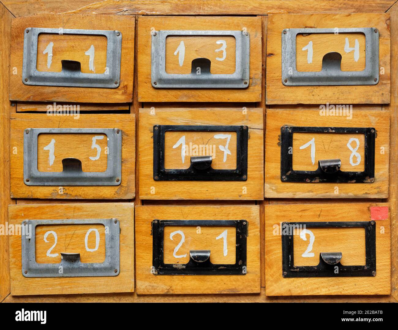 Arrière-plans et textures : armoire en bois très ancienne, tachée et abîmée, avec tiroirs, vue de face, gros plan Banque D'Images