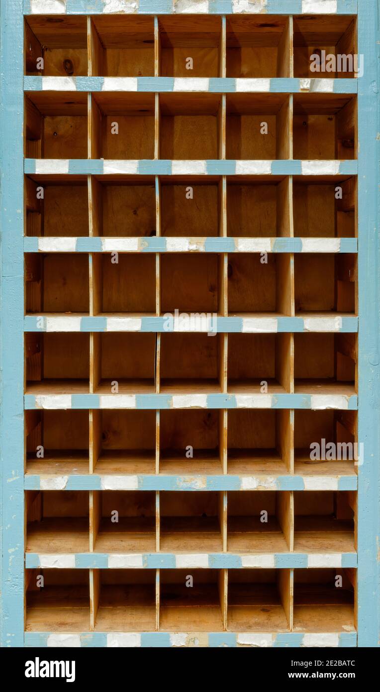 Arrière-plans et textures : armoire en bois très ancienne, tachée et abîmée, avec compartiments ouverts vides, vue de face, gros plan Banque D'Images