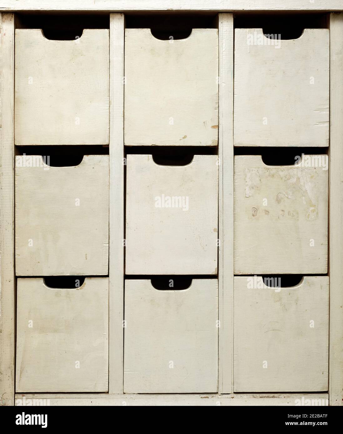 Arrière-plans et textures : armoire en bois très ancienne, tachée et abîmée, avec tiroirs, vue de face, gros plan Banque D'Images