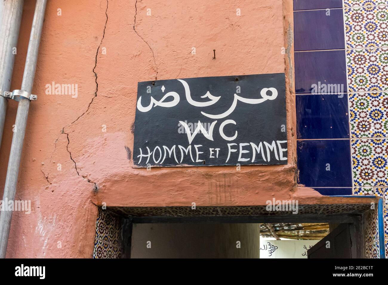 Signe pour une toilette publique écrit en arabe et en français, à Marrakech, Maroc Banque D'Images