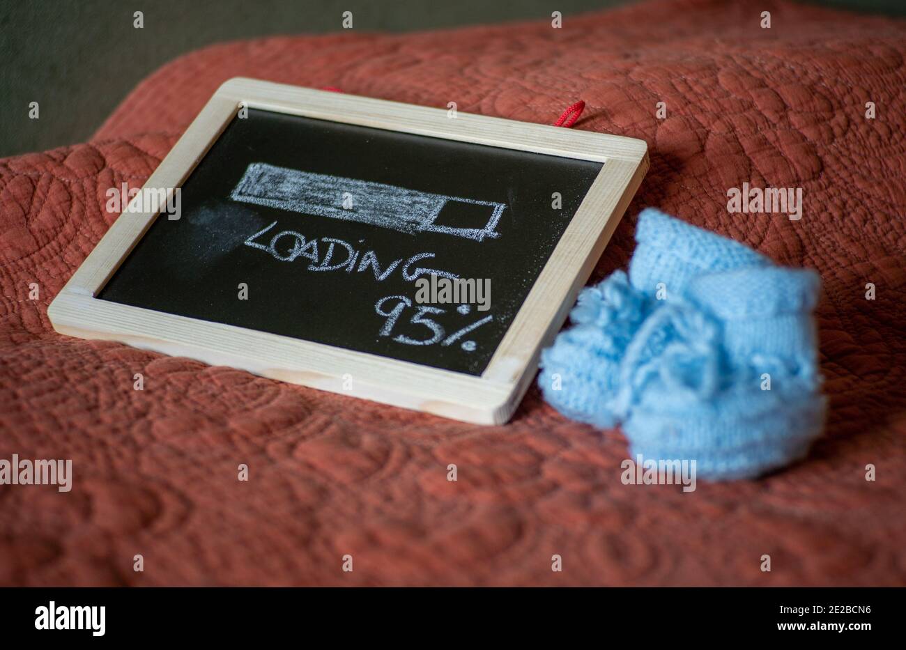 Gros Plan D Une Annonce De Grossesse De Bebe Garcon Avec Mignon Chaussures Photo Stock Alamy