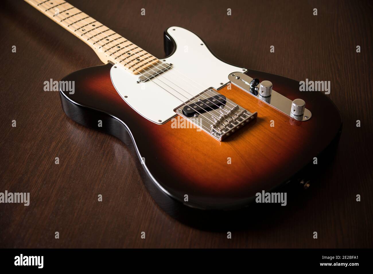 Fender American Telecaster dans Vintage Sunburst sur fond de bois. Banque D'Images