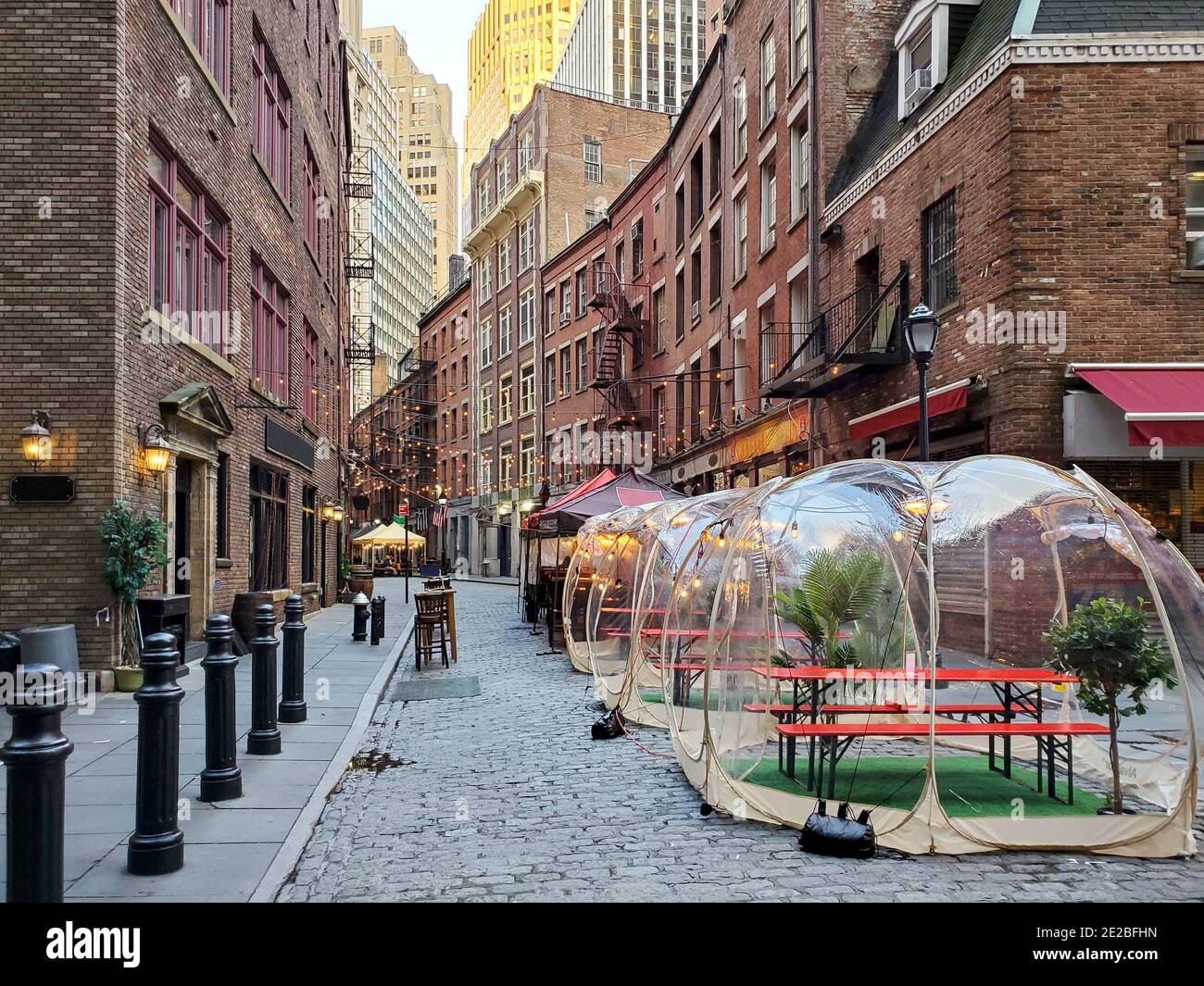 New York City, États-Unis - 26 novembre 2020 : les restaurants et les bars mettent en place une sécurité sociale à distance avec des bulles de repas à l'extérieur sur Stone Street à Manhattan d Banque D'Images