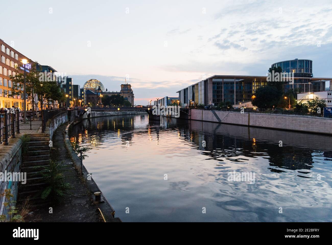 Berlin, Allemagne - 28 juillet 2019 : vue panoramique sur la rivière Spree et les bâtiments gouvernementaux illuminés au coucher du soleil à Berlin Banque D'Images