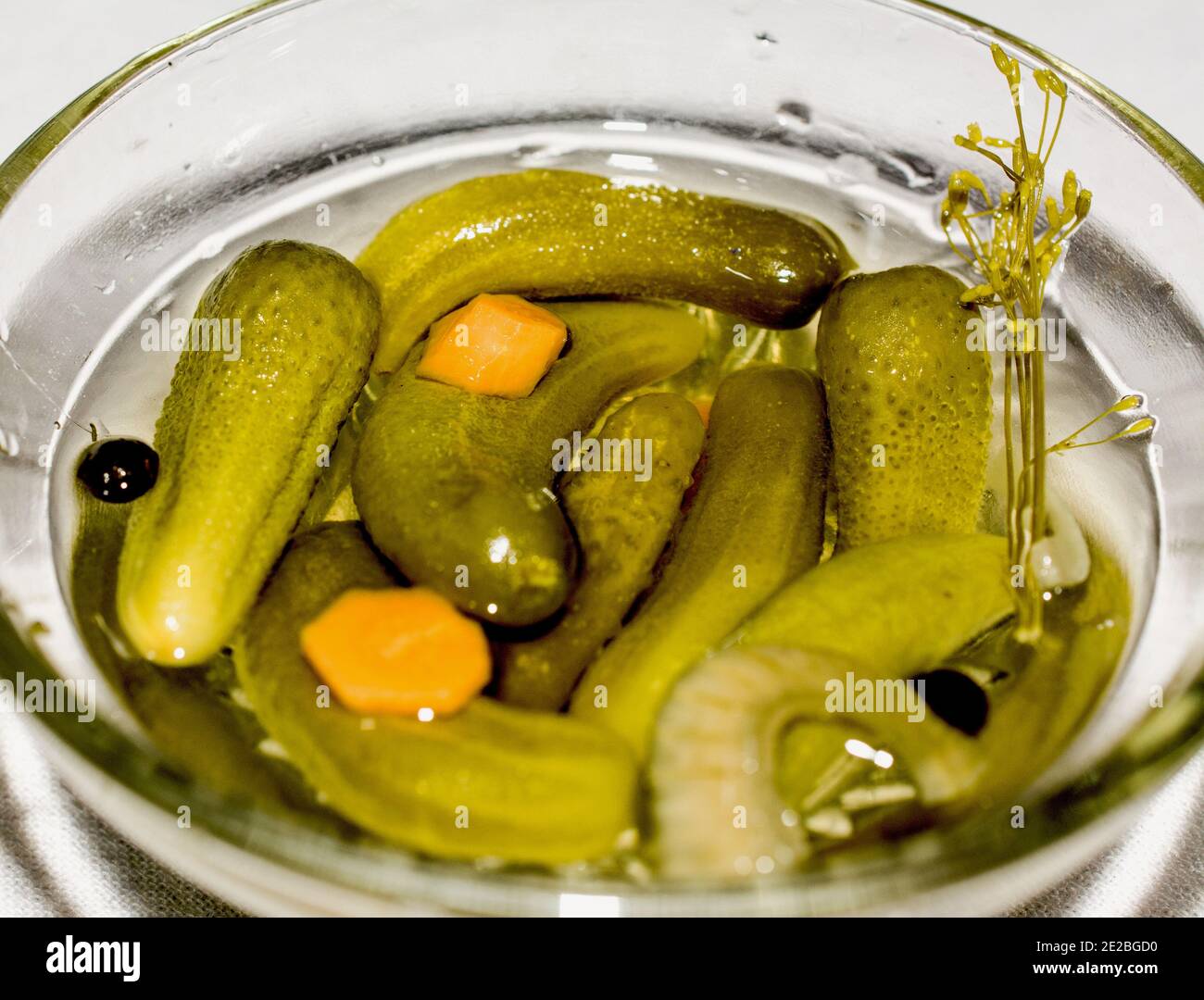 Concombres marinés. Concombres marinés salés dans le bol en verre Banque D'Images