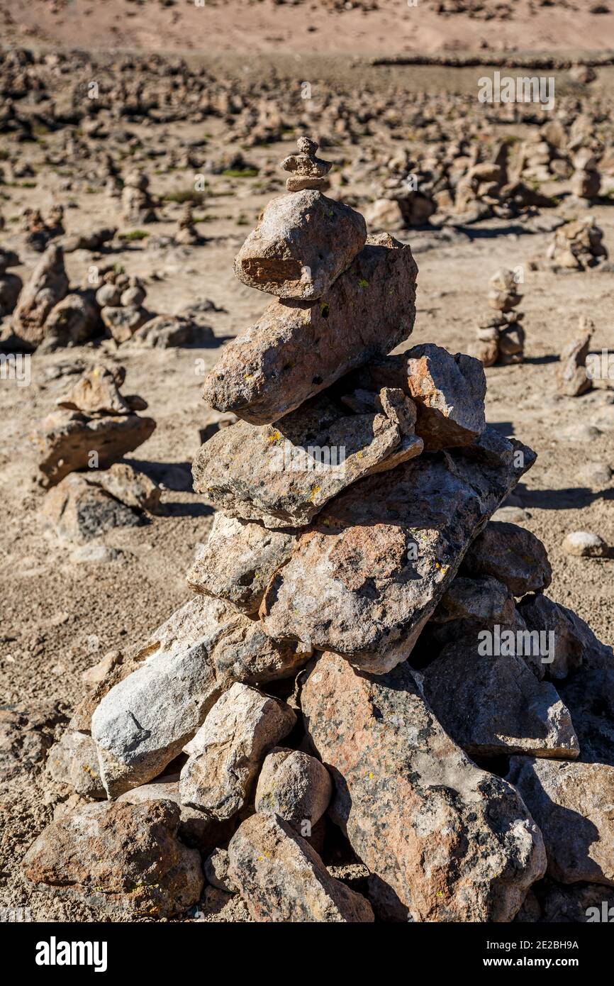 'Apachetas' (offrandes en pierre de type cairn), vue sur les Volcans de Los, Arequipa, Pérou Banque D'Images