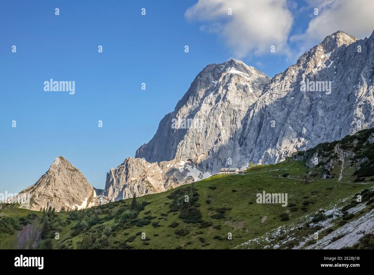 Cabane de montagne Dachsteinsüdwandhütte au sud du Hoher Dachstein dans les Alpes Limestone du Nord, haute-Styrie / Steiermark, Autriche Banque D'Images