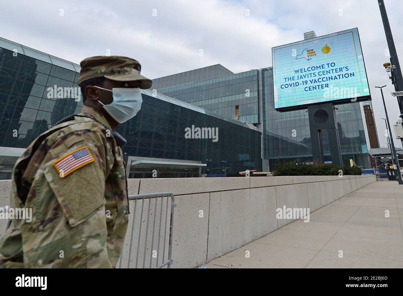 Un guardsman national de l'État de New York se trouve à l'extérieur du Centre de congrès Jacob K. Javits, qui ouvre aujourd'hui un site de vaccin COVID-19 géré par l'État, à New York, NY, le 13 janvier 2021. Autrefois utilisé comme hôpital de traitement sur le terrain du coronavirus en mars 2020 lors de la première vague d'infections à COVID-19, le centre Jacob Javits sera maintenant utilisé pour accélérer encore la distribution des vaccins à New York; L'État de New York est actuellement en phase 1B, avec une priorité de vaccination pour les travailleurs de la santé, les personnes âgées de 65 ans et plus, les premiers intervenants, les éducateurs et les travailleurs essentiels. (Photo par Anthony Behar/si Banque D'Images