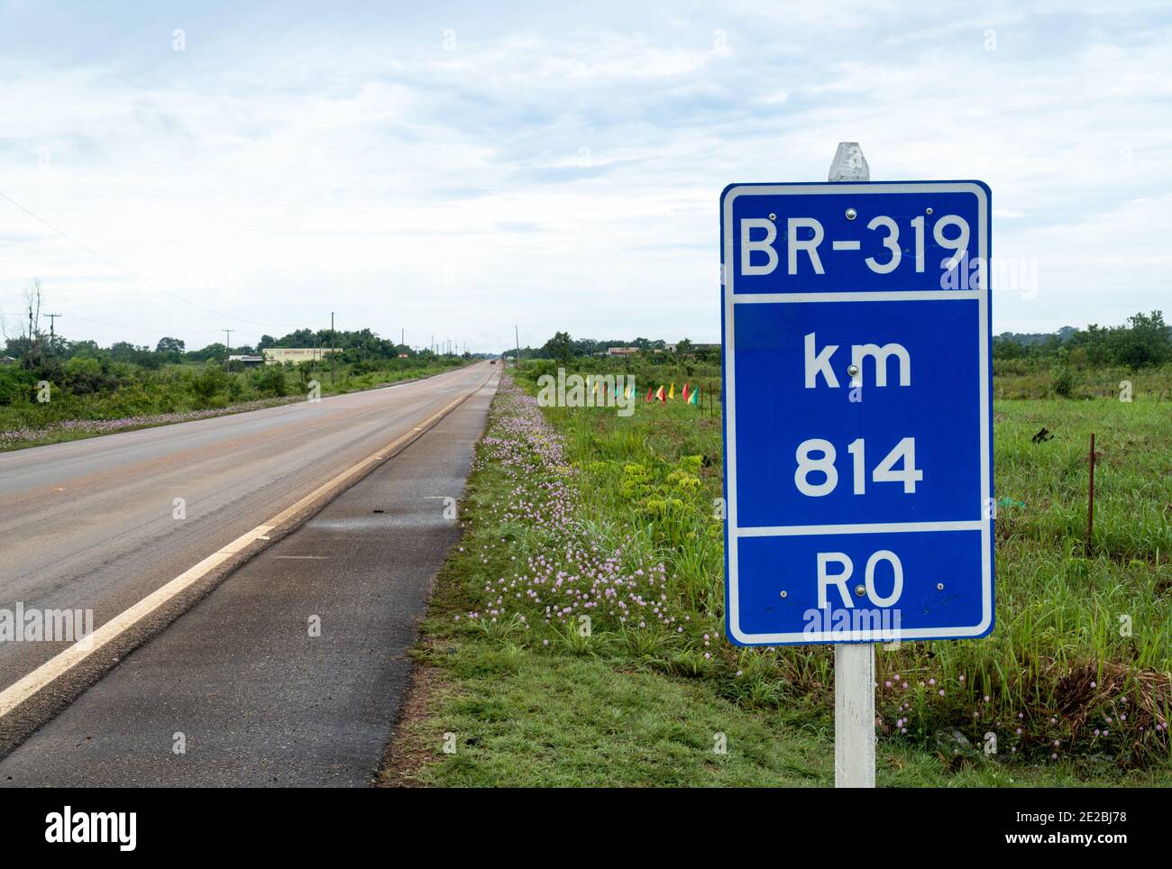 Porto Velho, Rondonia / Brésil - 15 décembre 2020 : vue sur la route BR 319 vers Amazonas et panneau de signalisation dans la forêt amazonienne. Concept de logistique. Banque D'Images