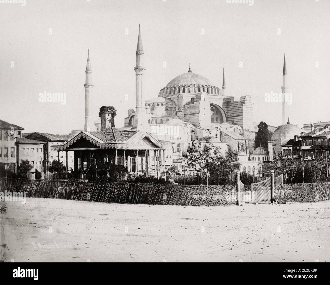 Photographie ancienne du XIXe siècle : Sainte-Sophie, officiellement la Sainte-Sophie Sainte-Grande Mosquée et anciennement l'église Sainte-Sophie, est un ancien lieu de culte antique d'Istanbul., Turquie, vers 1890. Banque D'Images