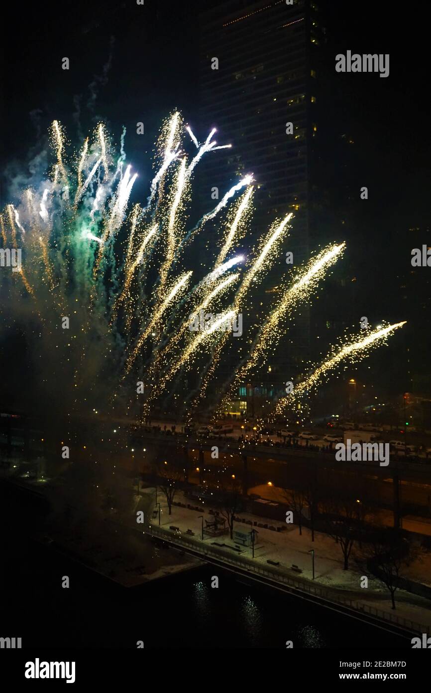 Feux d'artifice sur le fleuve Chicago le réveillon du nouvel an Banque D'Images