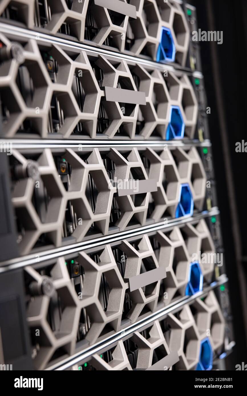 Serveur virtuel et matériel de stockage dans un grand centre de données hyperconvergé moderne Banque D'Images