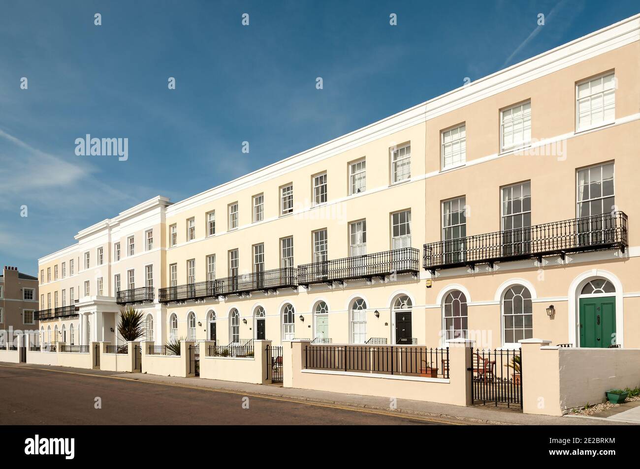 WALTON-ON-THE NAZE, ESSEX, Royaume-Uni - 05 AVRIL 2009 : vue extérieure de Regency Terrace sur la Parade Banque D'Images