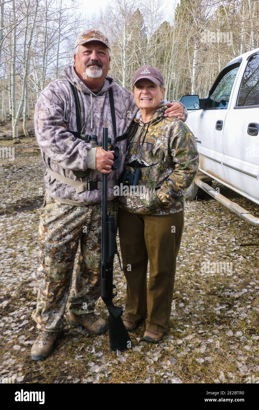 Frère et sœur se posant ensemble sur une chasse sauvage à la dinde. Banque D'Images