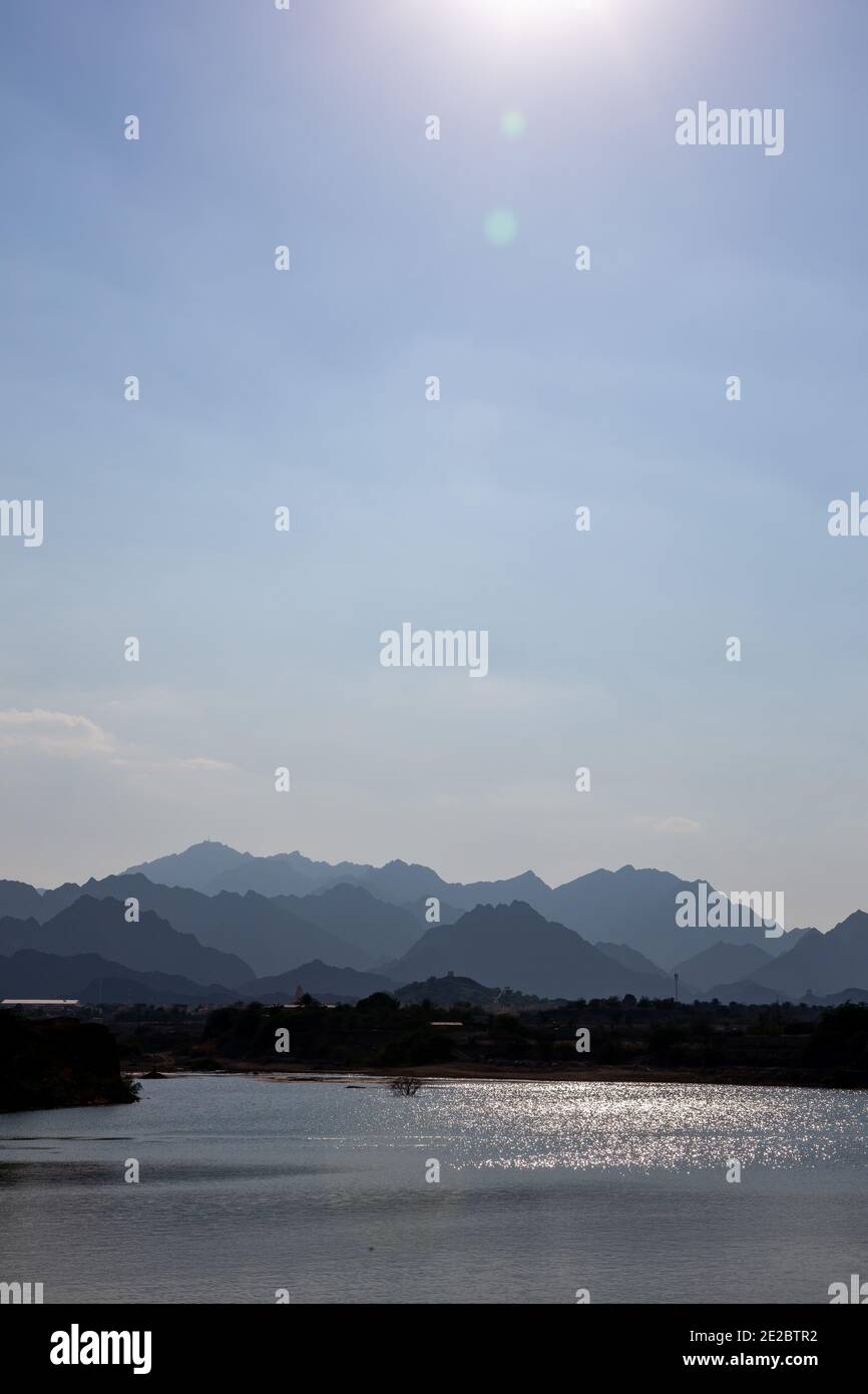 Sheikh Maktoum Bin Rashid Al Maktoum Dam à Hatta, avec les montagnes Hajar en arrière-plan, Émirats arabes Unis. Banque D'Images