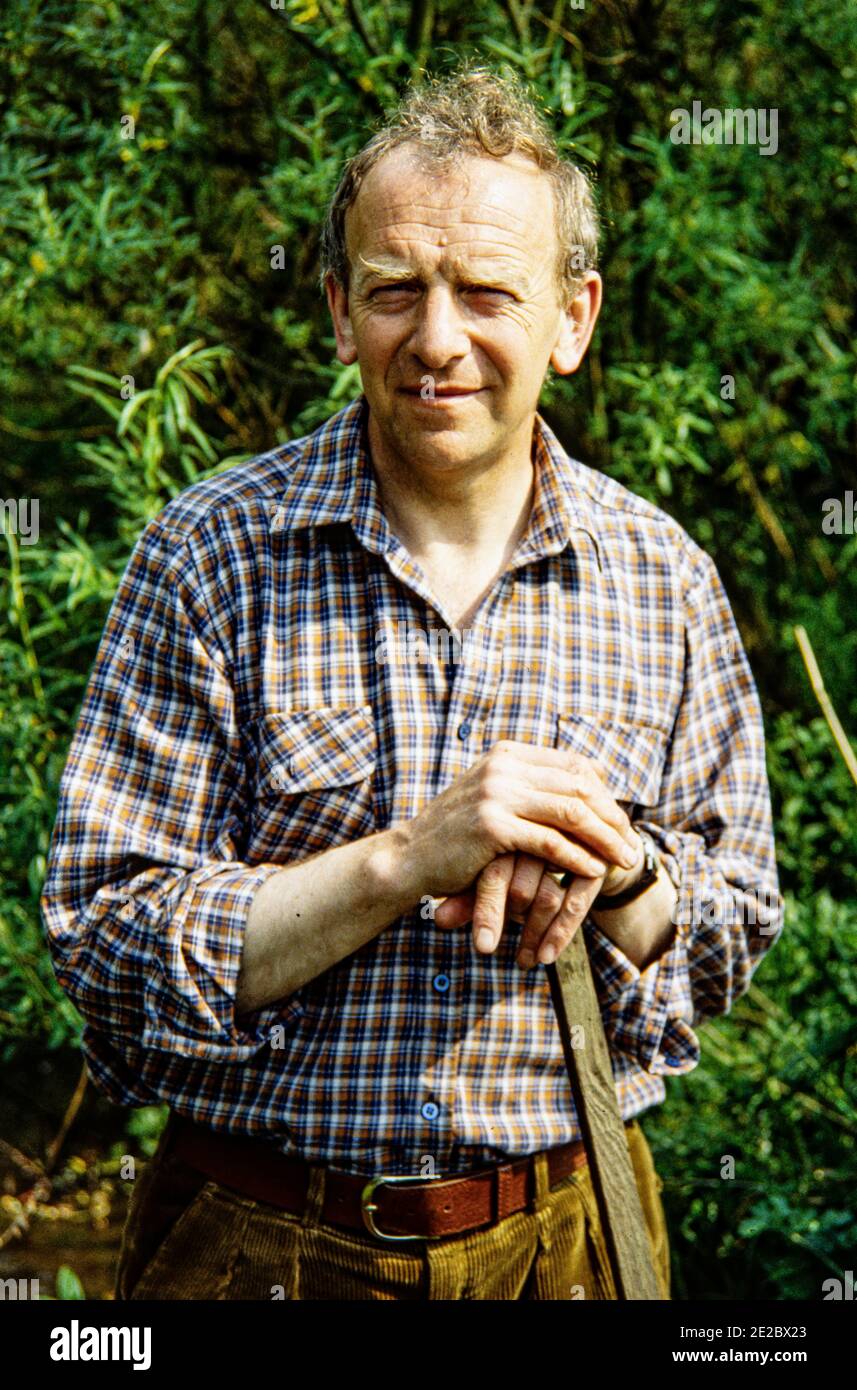 HEMEL HEMPSTEAD - ANGLETERRE 1986. Gordon Beningfield (artiste de la faune anglaise, radiodiffuseur et naturaliste). Avec des enfants de la grande goélette de Gaddesden Banque D'Images
