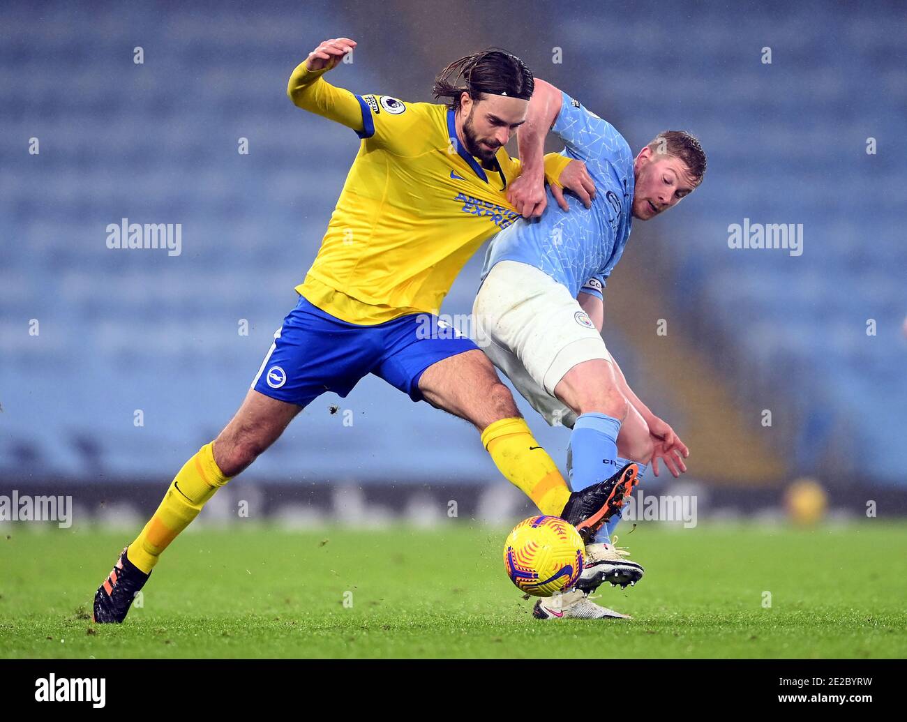 Davy Propper de Brighton et Hove Albion (à gauche) et Kevin de Bruyne de Manchester City se battent pour le ballon lors du match de la Premier League au Etihad Stadium de Manchester. Date de la photo: Mercredi 13 janvier 2021. Banque D'Images