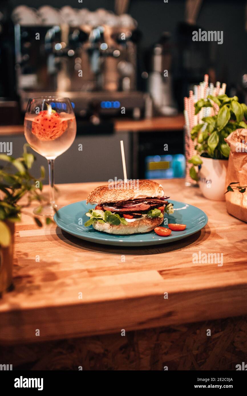 Bagel avec prosecco au café en Pologne Banque D'Images