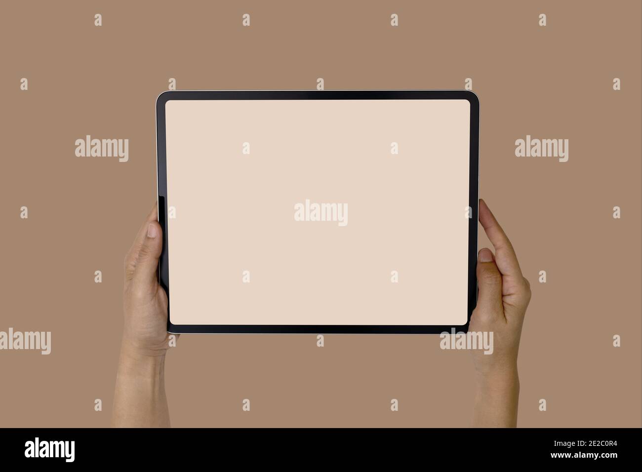 Image maquette de la main femmes tenant blanc écran blanc blanc téléphone portable tablette. Isolé sur fond blanc Banque D'Images