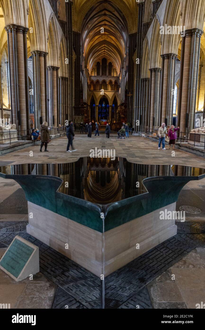 L'incroyable police de pierre de Purbeck avec réflexions, (conçue par William Pye) à la cathédrale de Salisbury, Salisbury, Wiltshire, Royaume-Uni. Banque D'Images