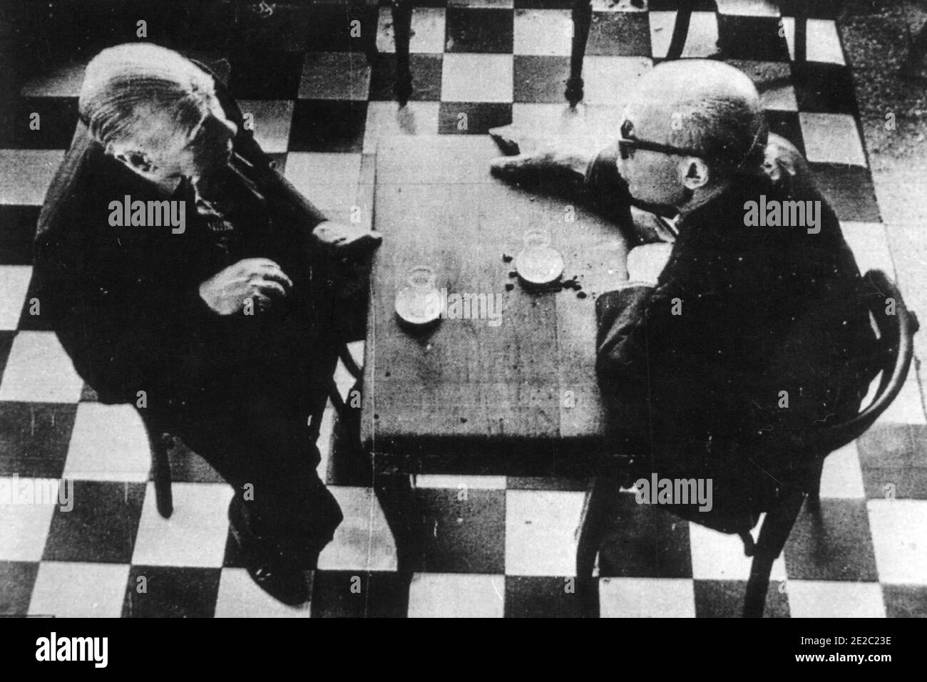 Les écrivains argentins Jorge Luis Borges et Ernesto Sábato dans un caffe Banque D'Images