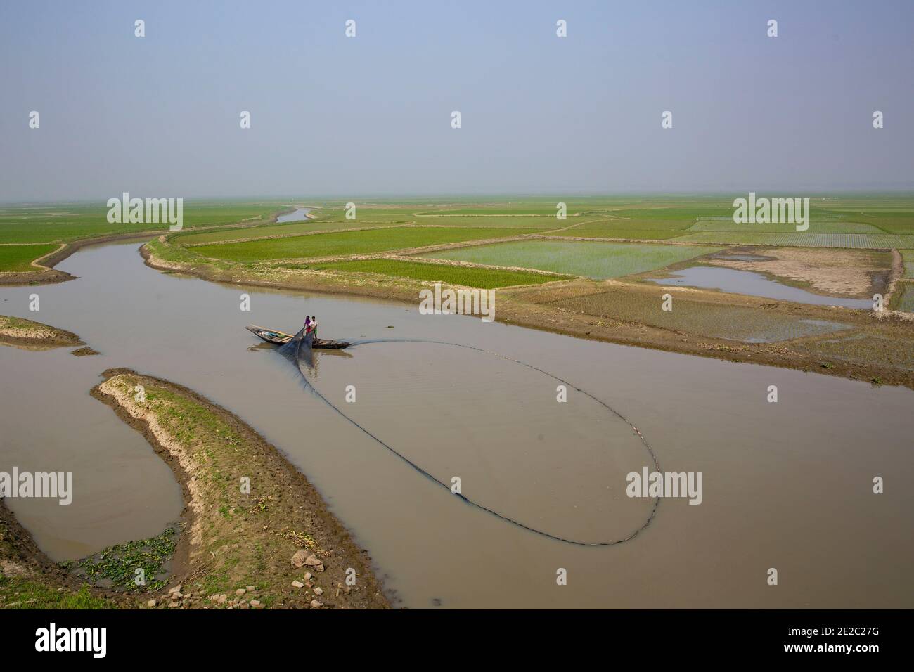 Pêche dans la rivière Ticas à Brahmanbaria, au Bangladesh. Banque D'Images