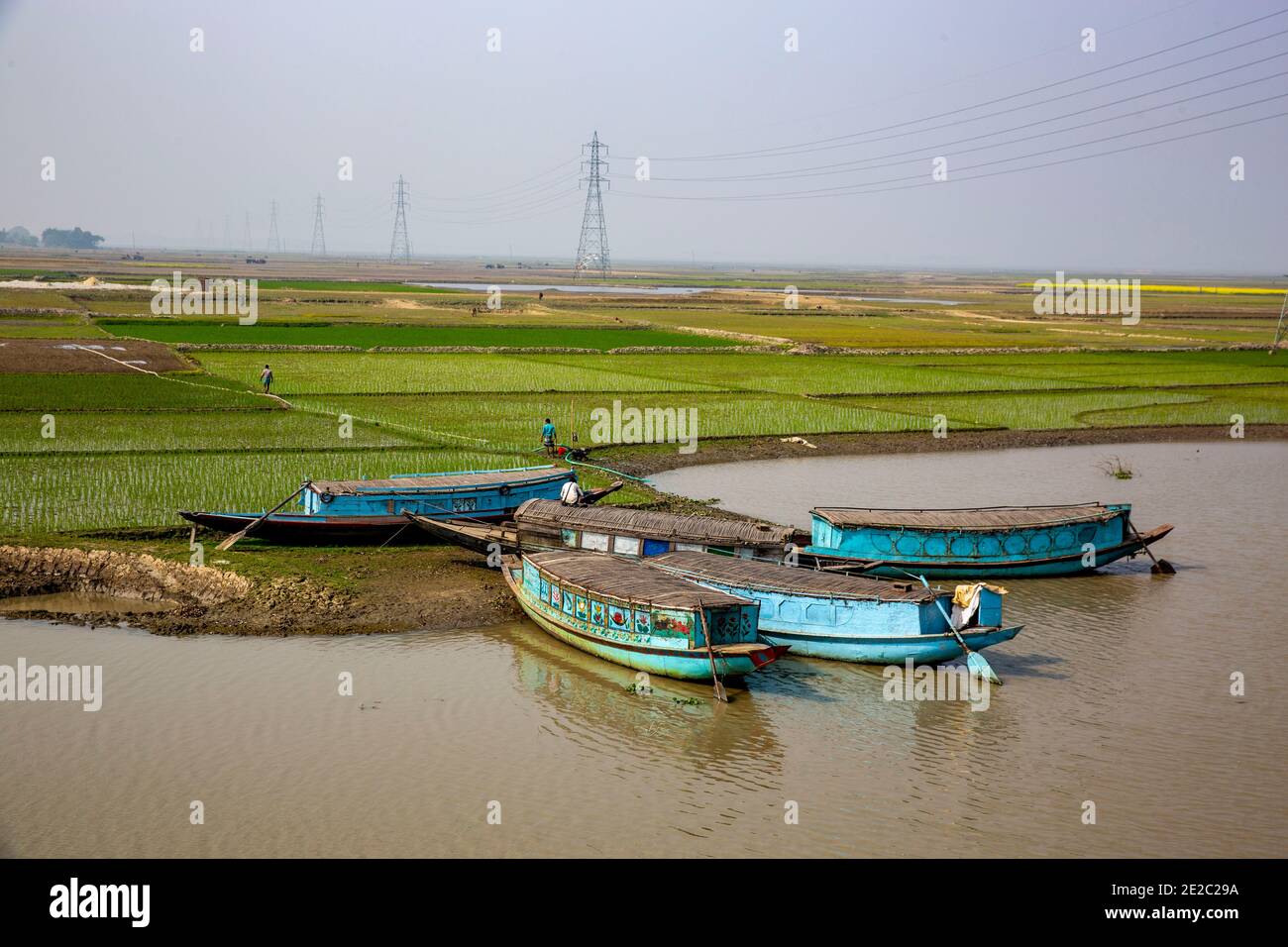 Bateaux sur la rive du Ticas à Brahmanbaria, Bangladesh. Banque D'Images