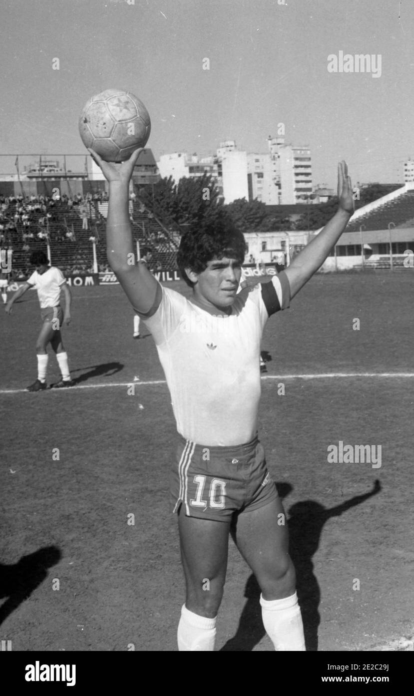 Diego Maradona jouant pour Argentinos Juniors, 1976 Banque D'Images