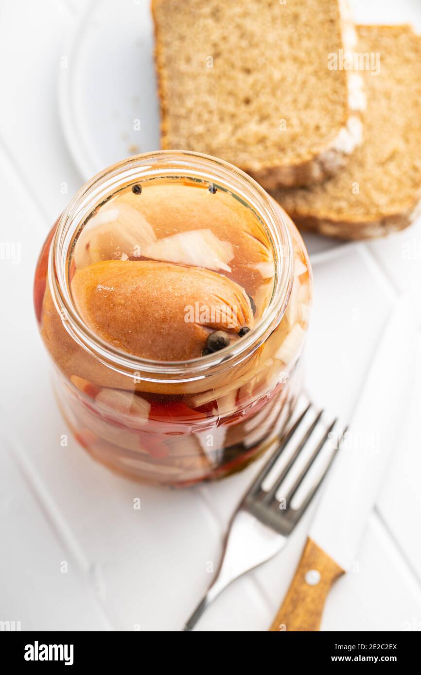 Saucisses marinées à l'oignon et au poivron rouge. Aliments marinés dans un pot. Banque D'Images