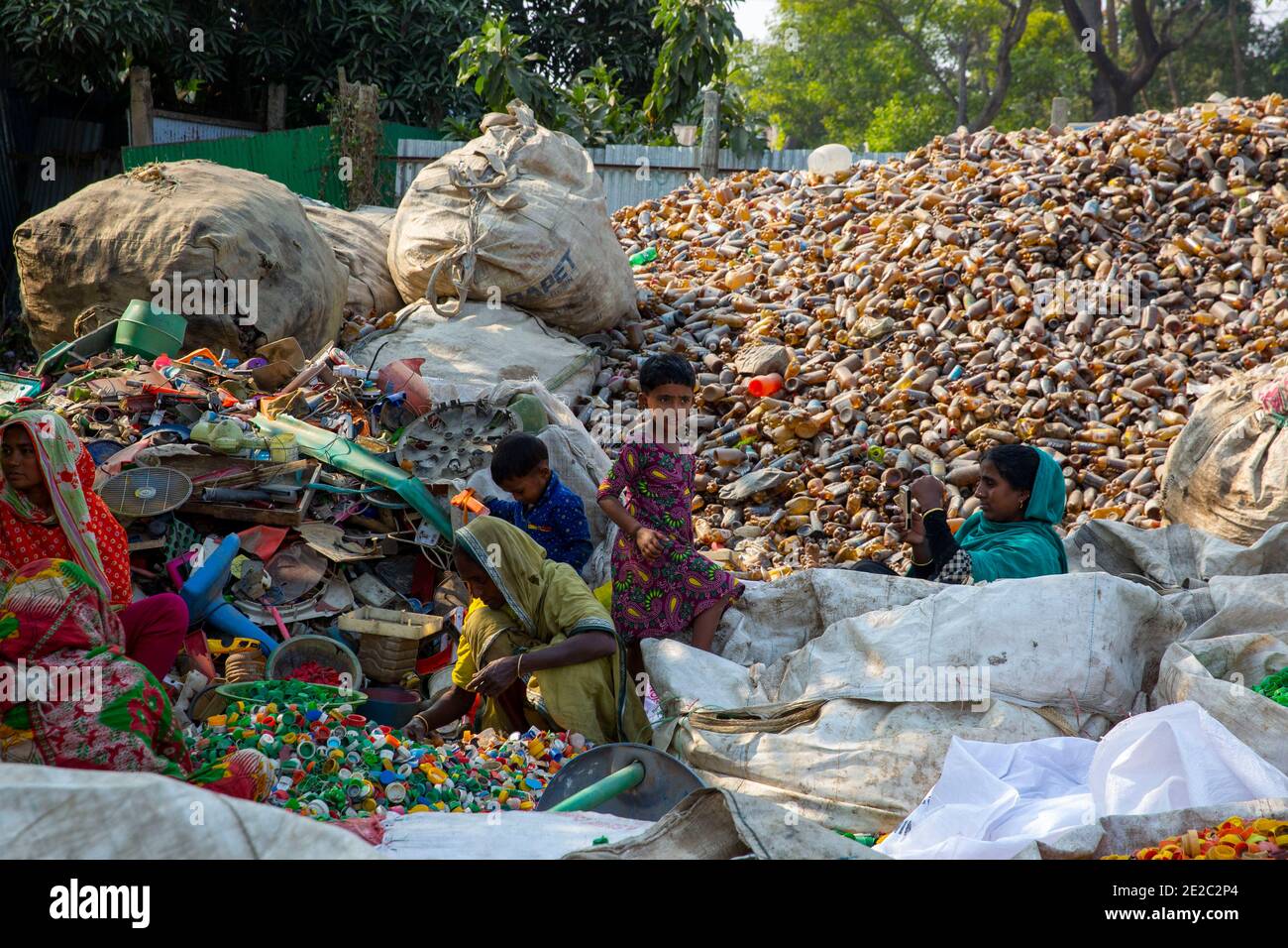 Les femmes et les enfants travaillent dans un centre de recyclage du plastique à Brahmanbaria, au Bangladesh. Banque D'Images